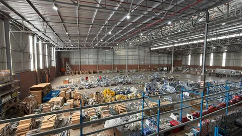 Warehouse to let in Pomona (11).